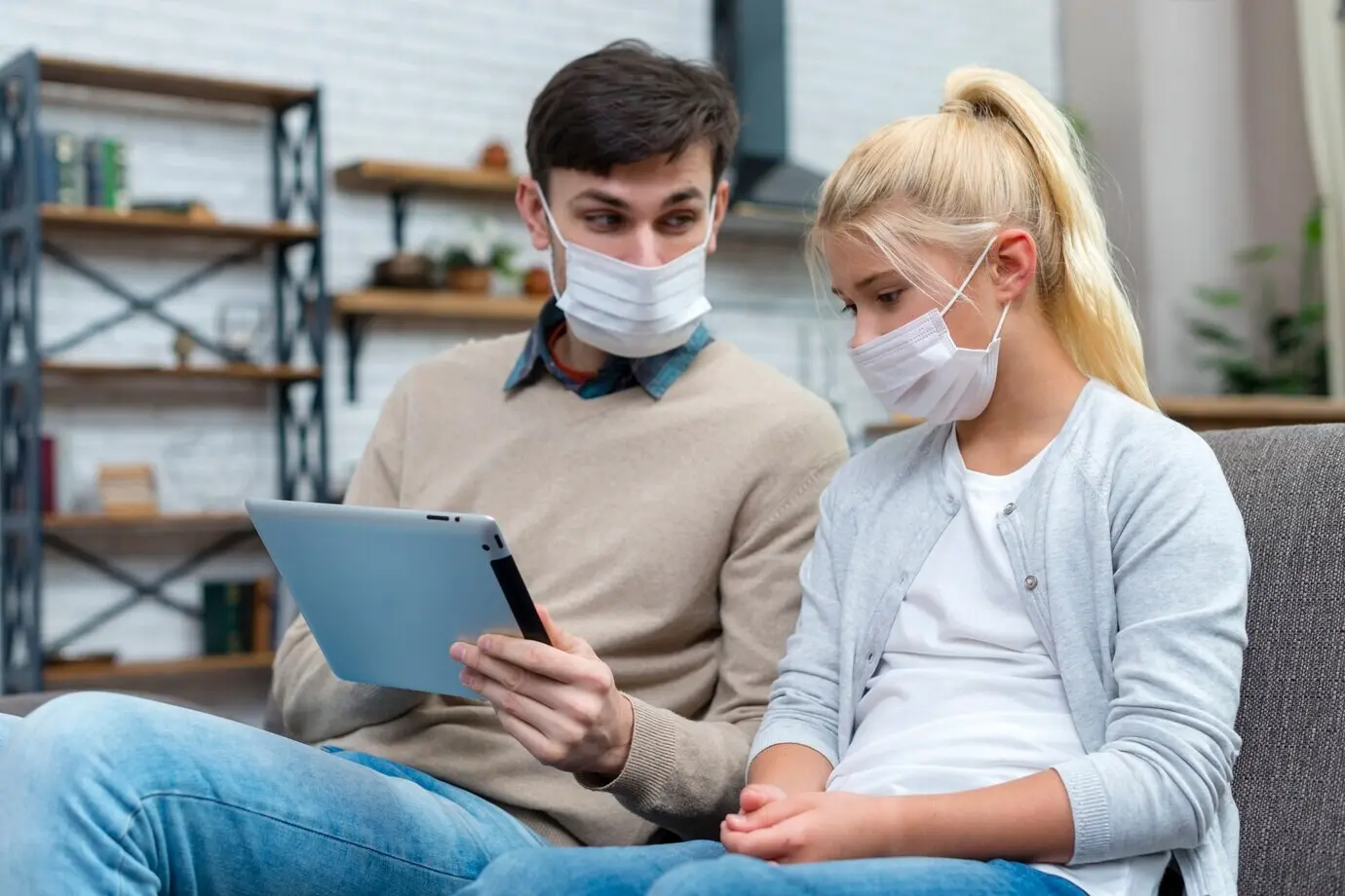 Репетитор и молодой ученик используют цифровой планшет.